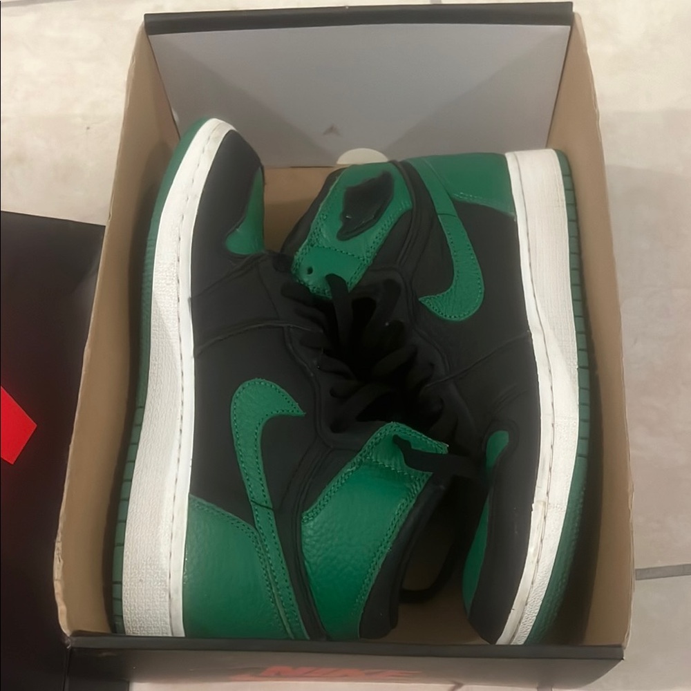 Nike Men's Black and Green Sneakers